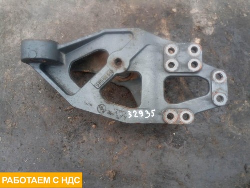Кронштейн передней рессоры левый